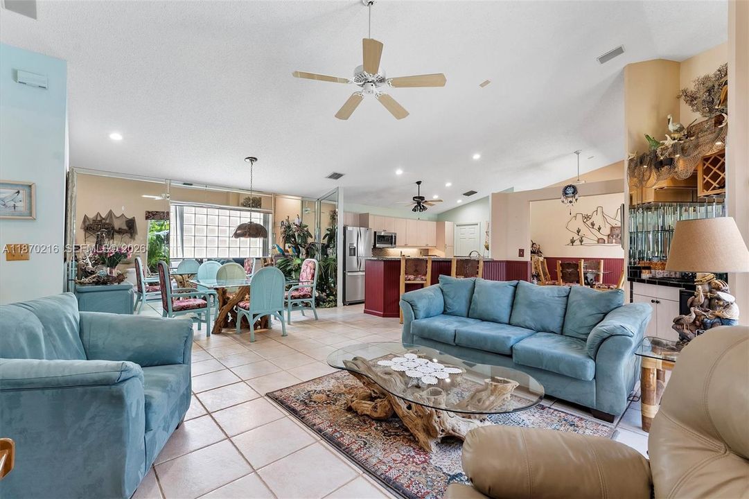 Activo con contrato: $690,000 (3 camas, 2 baños, 1973 Pies cuadrados)