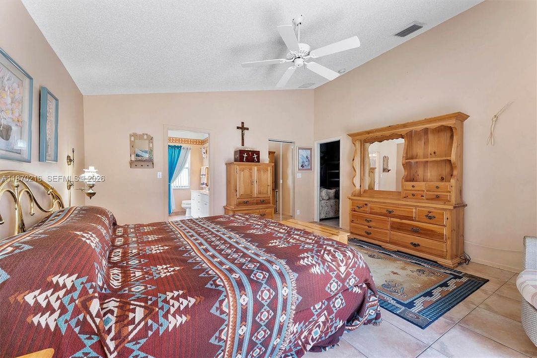Activo con contrato: $690,000 (3 camas, 2 baños, 1973 Pies cuadrados)