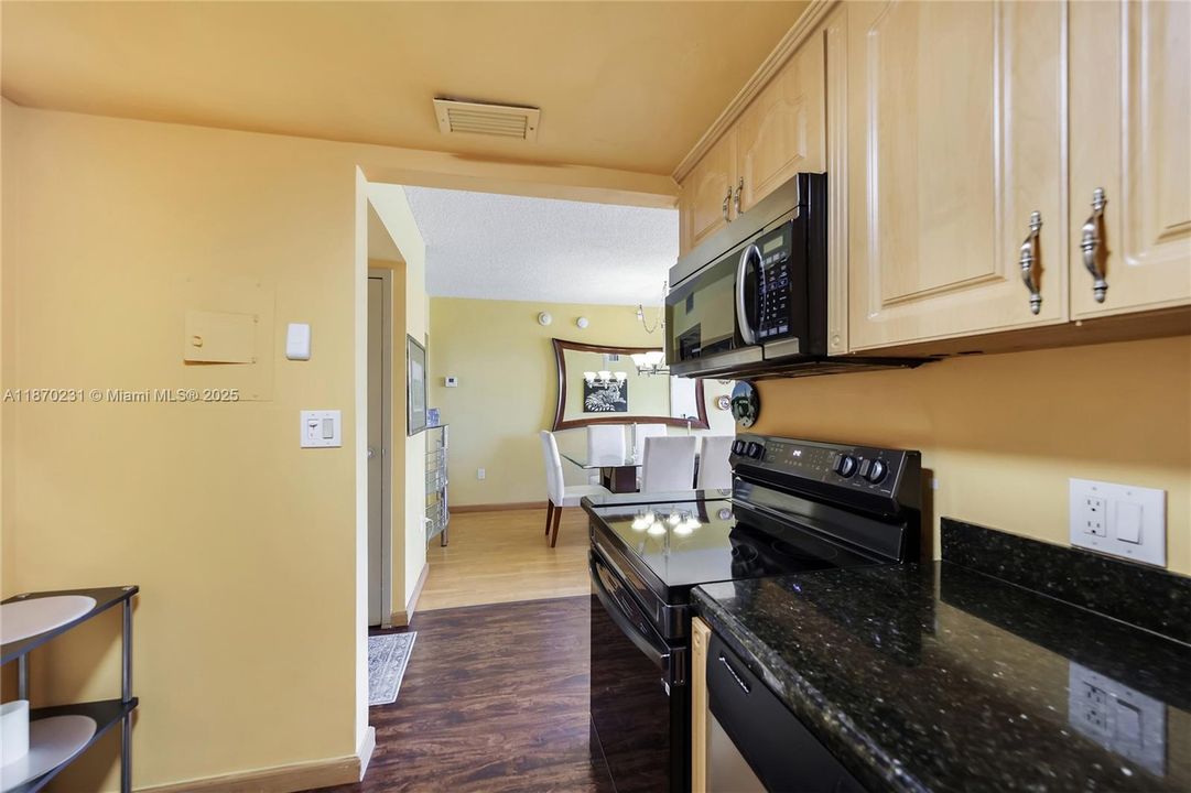 На продажу: $229,900 (2 спален, 2 ванн, 996 Квадратных фут)