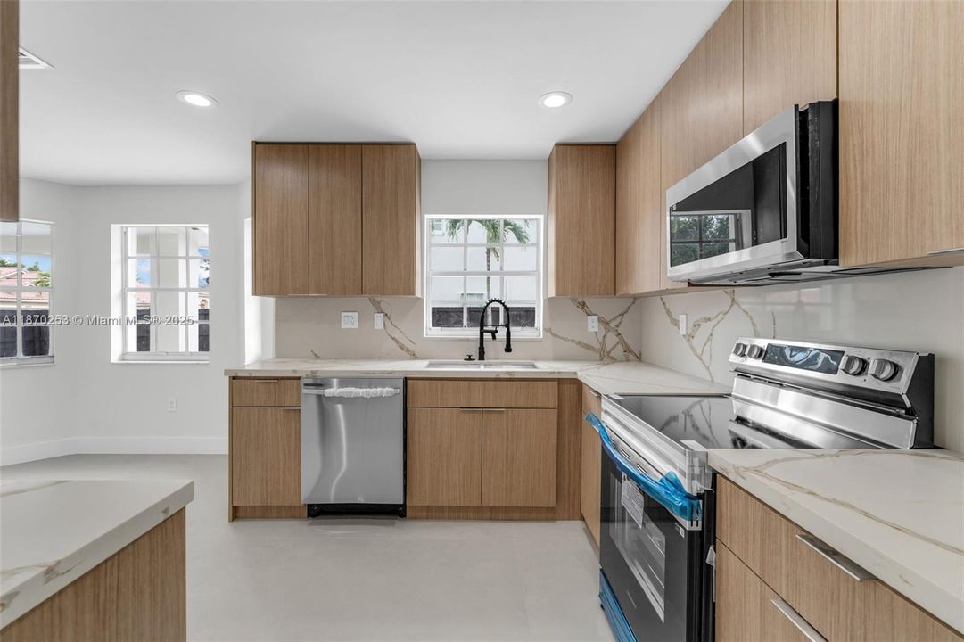 Vendido Recientemente: $750,000 (4 camas, 2 baños, 2250 Pies cuadrados)