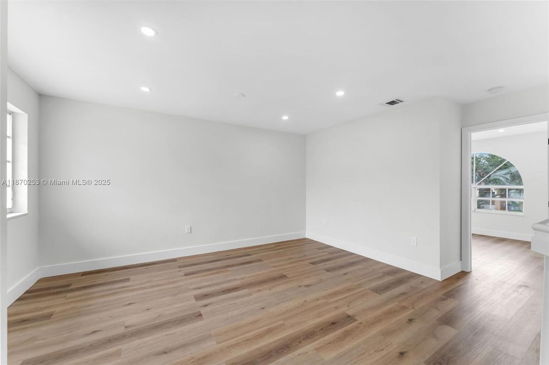 Vendido Recientemente: $750,000 (4 camas, 2 baños, 2250 Pies cuadrados)