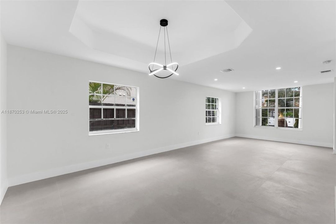 Vendido Recientemente: $750,000 (4 camas, 2 baños, 2250 Pies cuadrados)