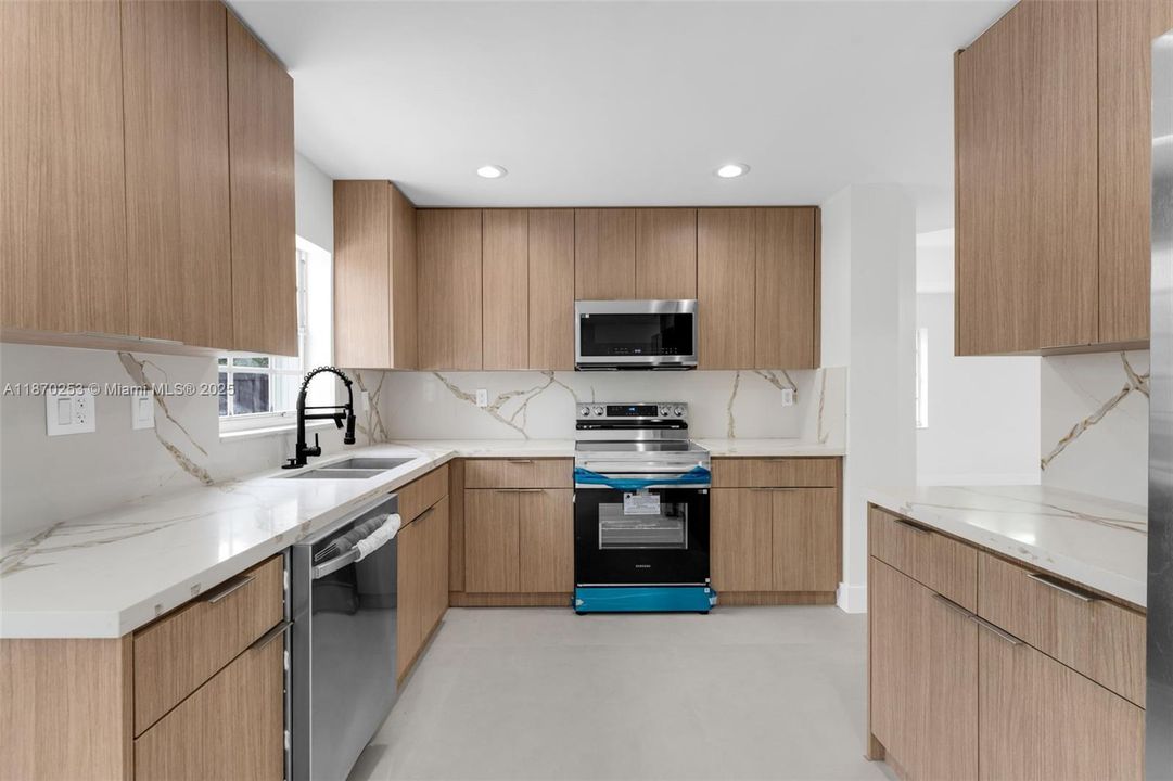 Vendido Recientemente: $750,000 (4 camas, 2 baños, 2250 Pies cuadrados)