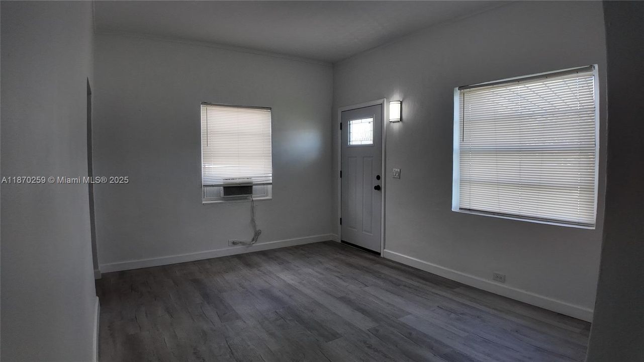 Под контрактом: $3,500 (2 спален, 1 ванн, 720 Квадратных фут)