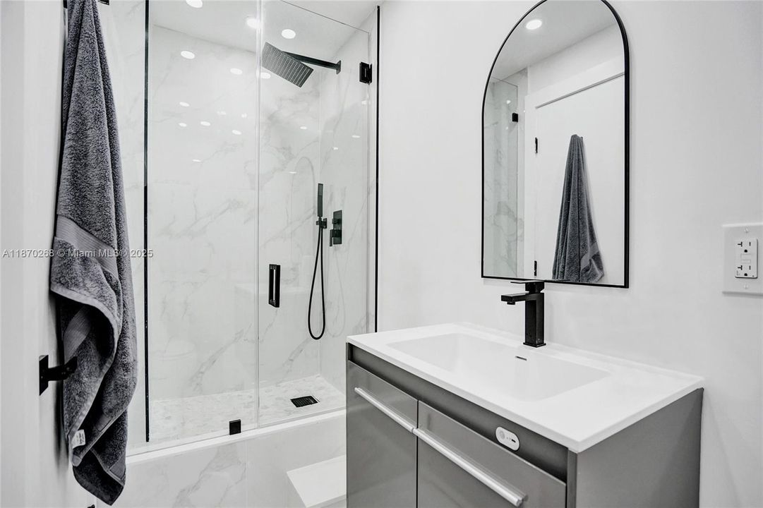 待售: $545,000 (1 贝兹, 1 浴室, 870 平方英尺)