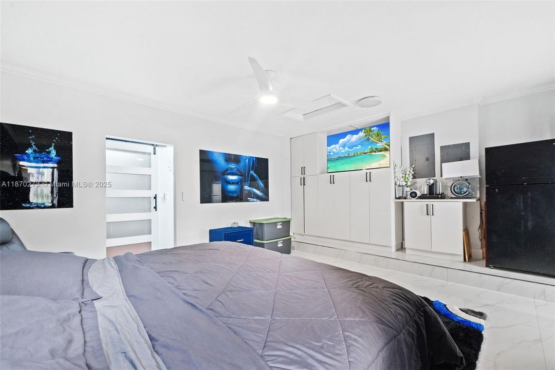 For Sale: $1,850,000 (6 beds, 4 baths, 3579 Square Feet)