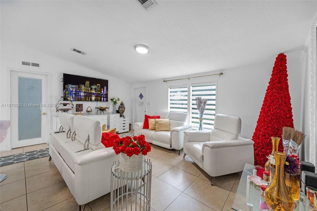 En Venta: $269,900 (3 camas, 2 baños, 1170 Pies cuadrados)