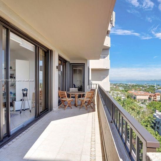 For Sale: $2,700,000 (3 beds, 3 baths, 2001 Square Feet)