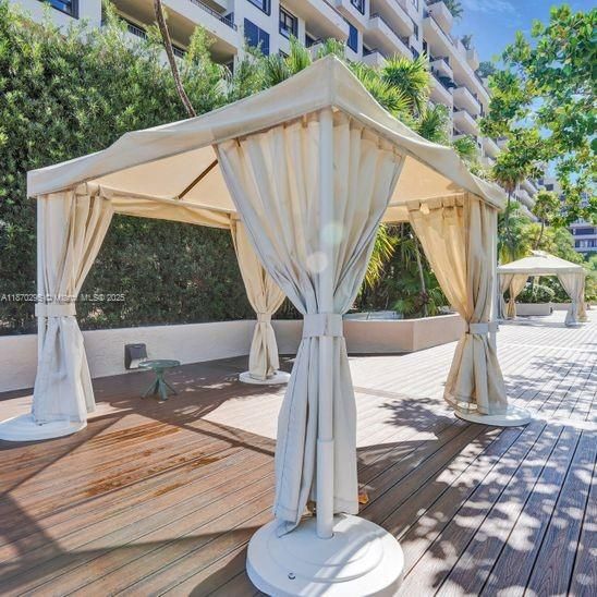 For Sale: $2,700,000 (3 beds, 3 baths, 2001 Square Feet)