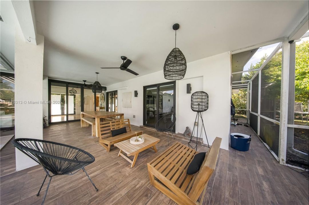 En Venta: $990,000 (3 camas, 2 baños, 2143 Pies cuadrados)