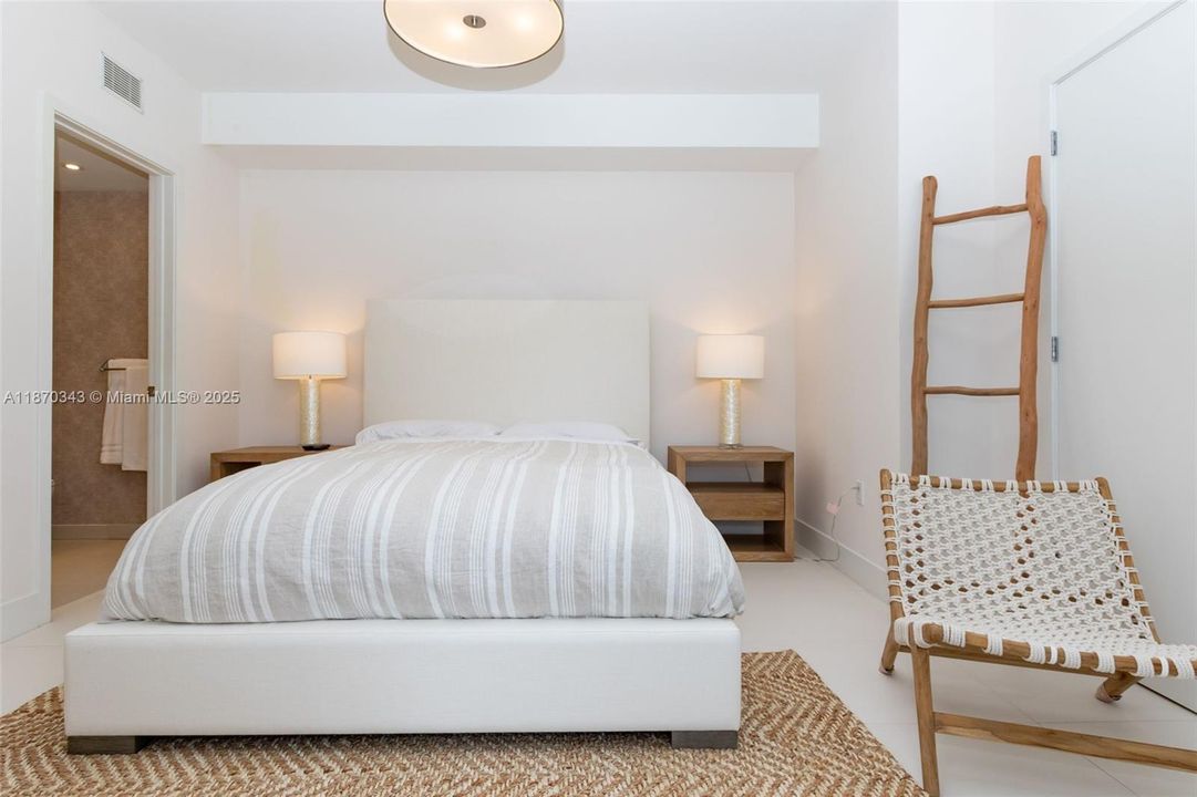 合同活跃: $12,950 (3 贝兹, 3 浴室, 2193 平方英尺)