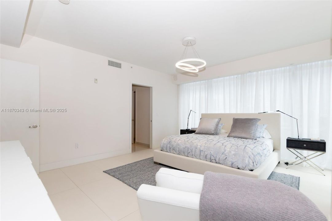 合同活跃: $12,950 (3 贝兹, 3 浴室, 2193 平方英尺)