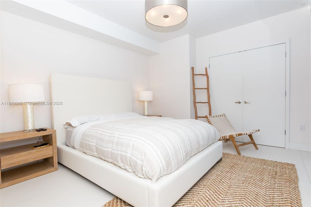 合同活跃: $12,950 (3 贝兹, 3 浴室, 2193 平方英尺)