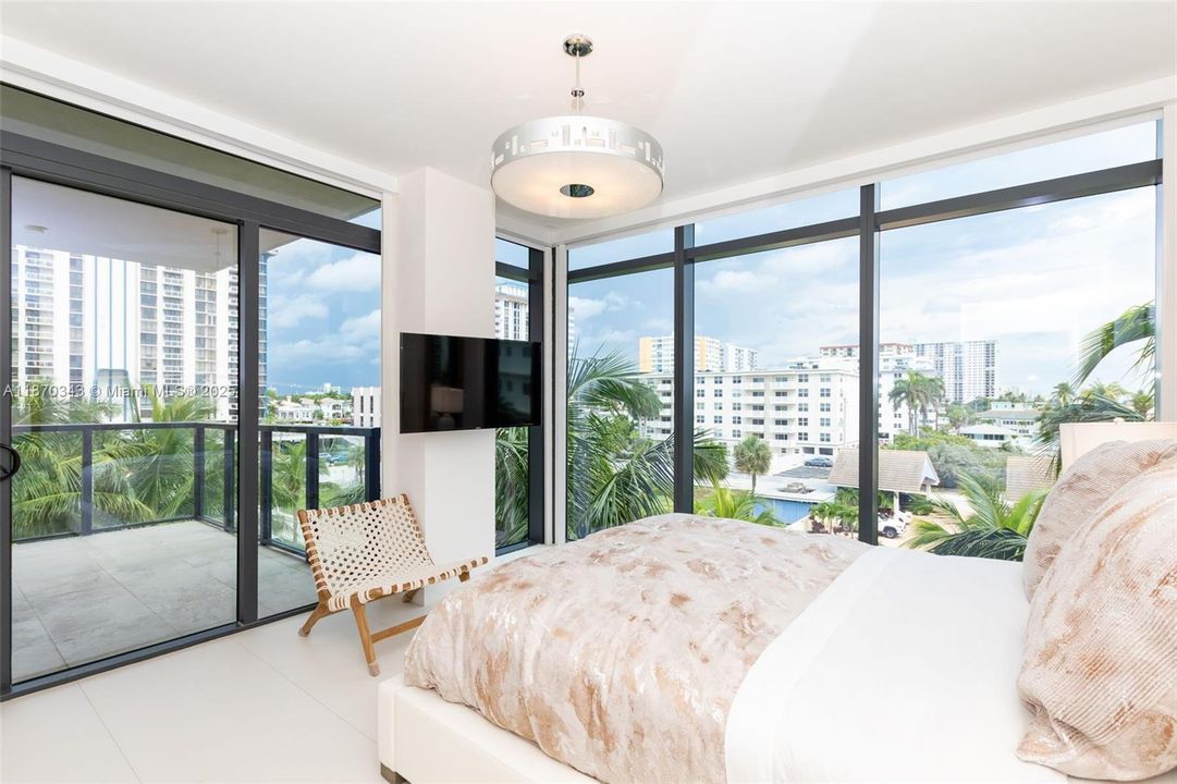 合同活跃: $12,950 (3 贝兹, 3 浴室, 2193 平方英尺)