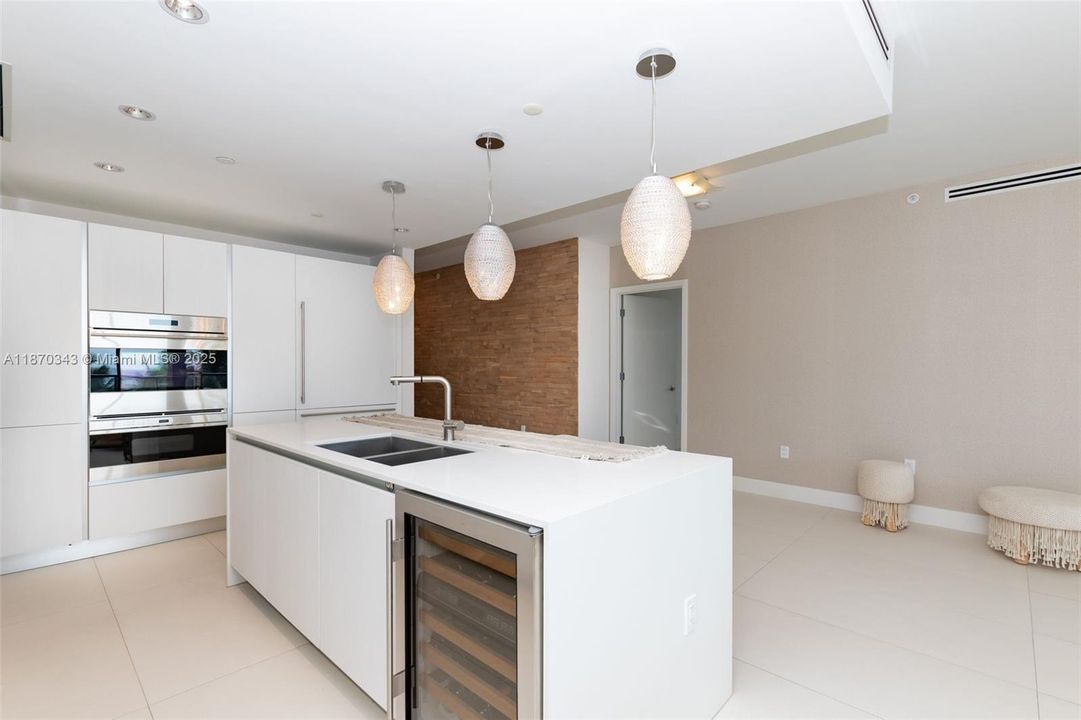 合同活跃: $12,950 (3 贝兹, 3 浴室, 2193 平方英尺)