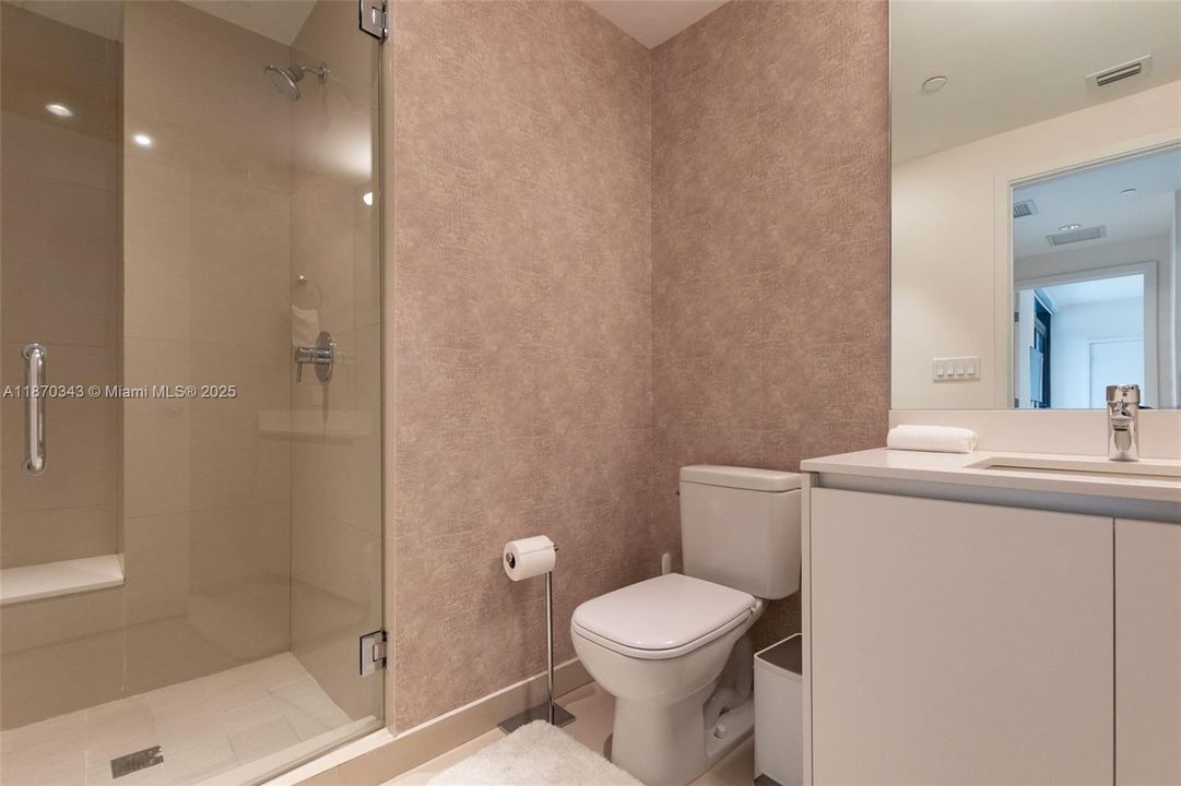 合同活跃: $12,950 (3 贝兹, 3 浴室, 2193 平方英尺)