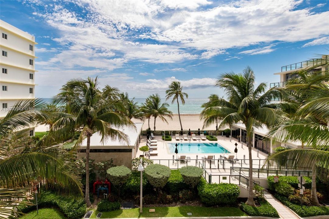 合同活跃: $12,950 (3 贝兹, 3 浴室, 2193 平方英尺)