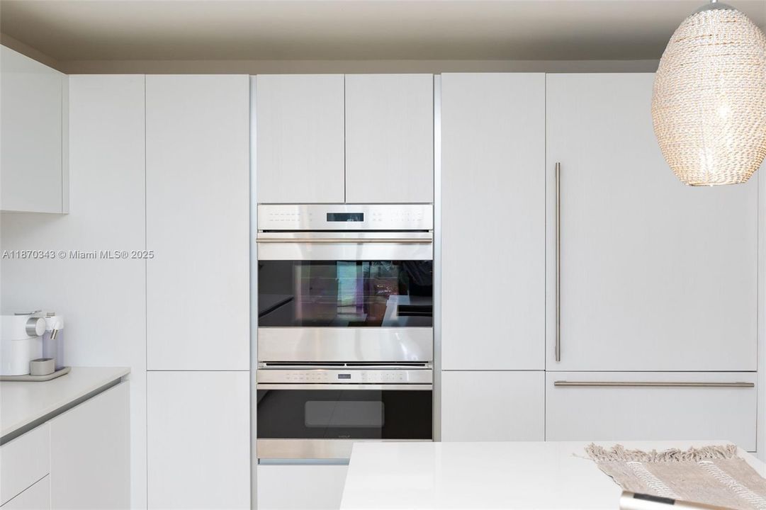 合同活跃: $12,950 (3 贝兹, 3 浴室, 2193 平方英尺)