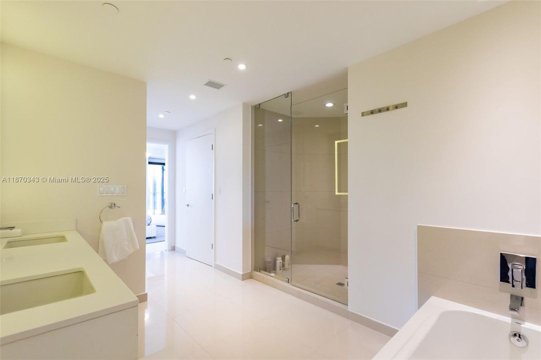 合同活跃: $12,950 (3 贝兹, 3 浴室, 2193 平方英尺)