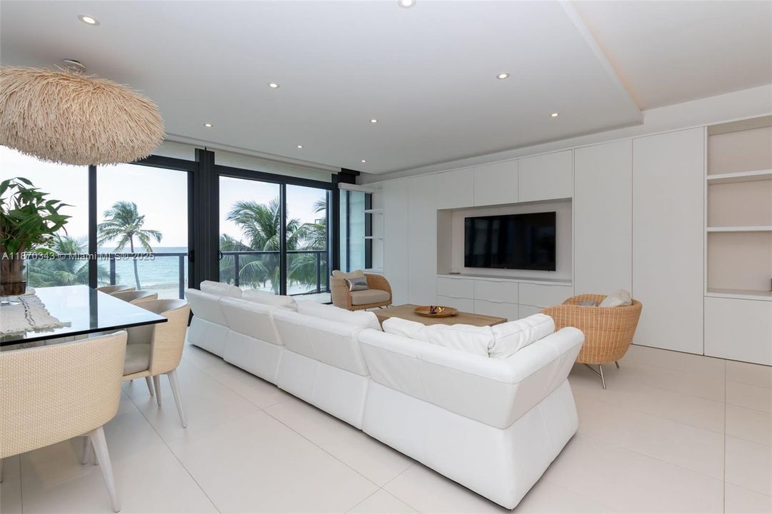 合同活跃: $12,950 (3 贝兹, 3 浴室, 2193 平方英尺)