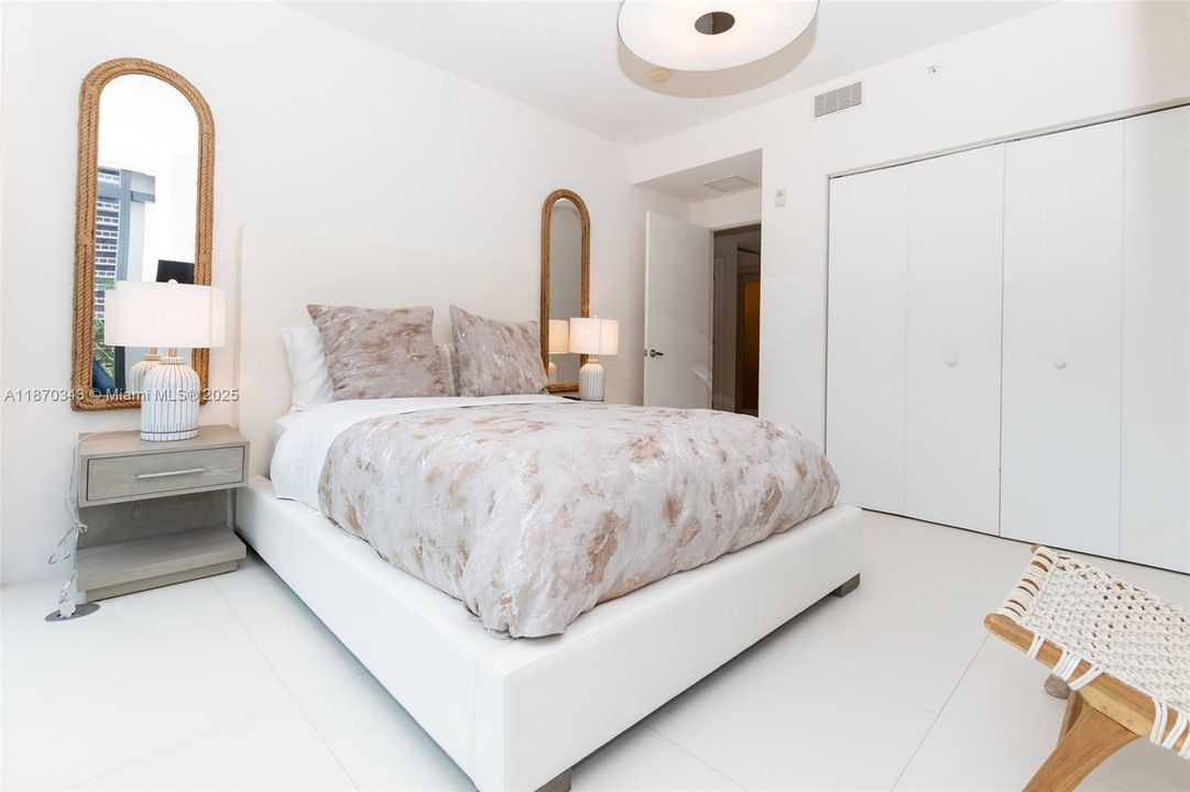 合同活跃: $12,950 (3 贝兹, 3 浴室, 2193 平方英尺)