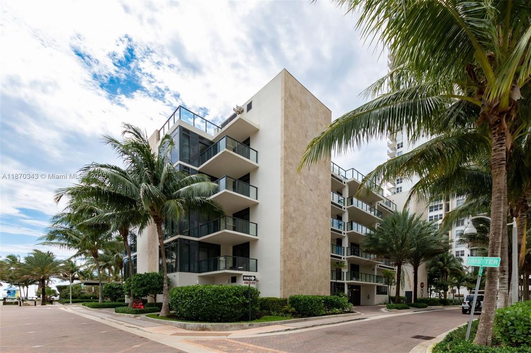 合同活跃: $12,950 (3 贝兹, 3 浴室, 2193 平方英尺)