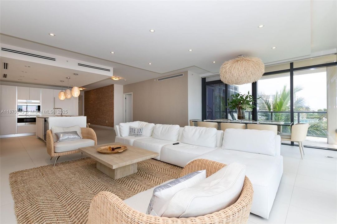 合同活跃: $12,950 (3 贝兹, 3 浴室, 2193 平方英尺)