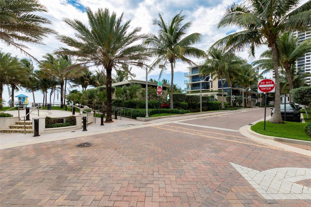 合同活跃: $12,950 (3 贝兹, 3 浴室, 2193 平方英尺)