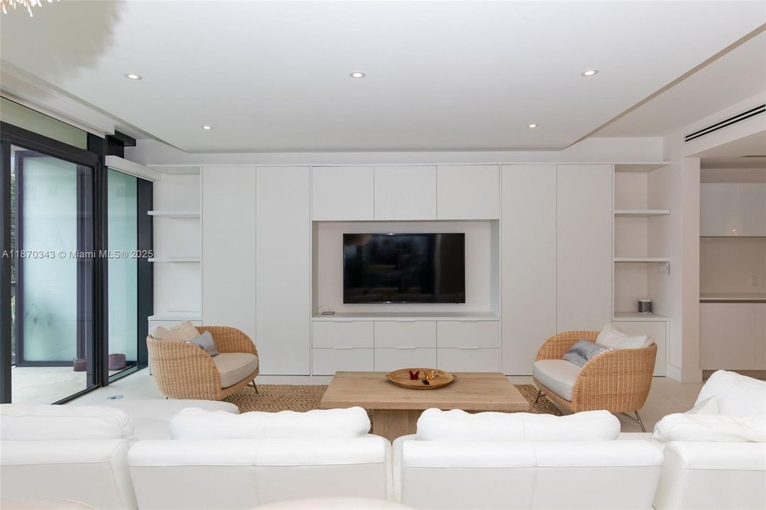 合同活跃: $12,950 (3 贝兹, 3 浴室, 2193 平方英尺)