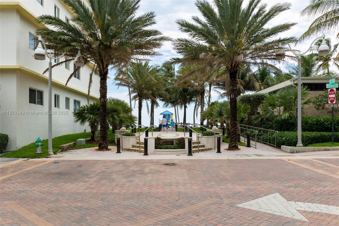 合同活跃: $12,950 (3 贝兹, 3 浴室, 2193 平方英尺)