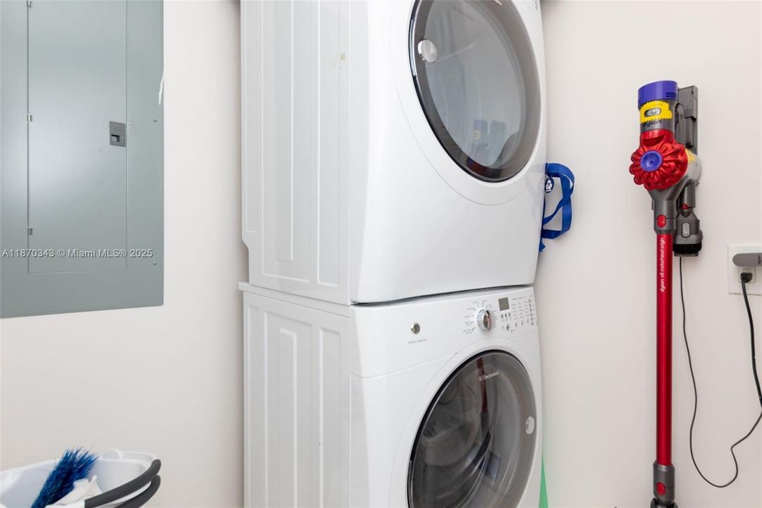 合同活跃: $12,950 (3 贝兹, 3 浴室, 2193 平方英尺)