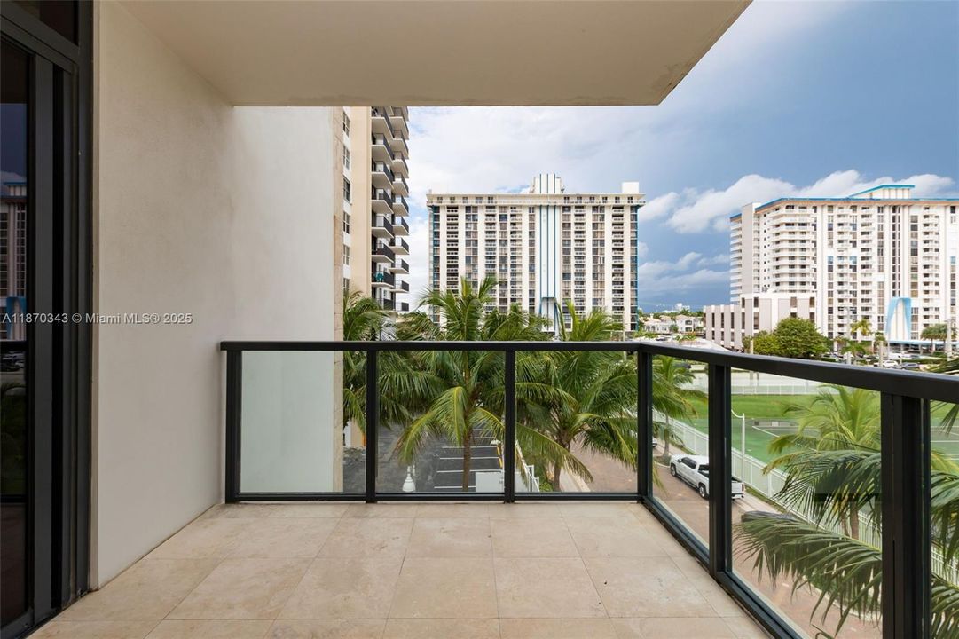 合同活跃: $12,950 (3 贝兹, 3 浴室, 2193 平方英尺)