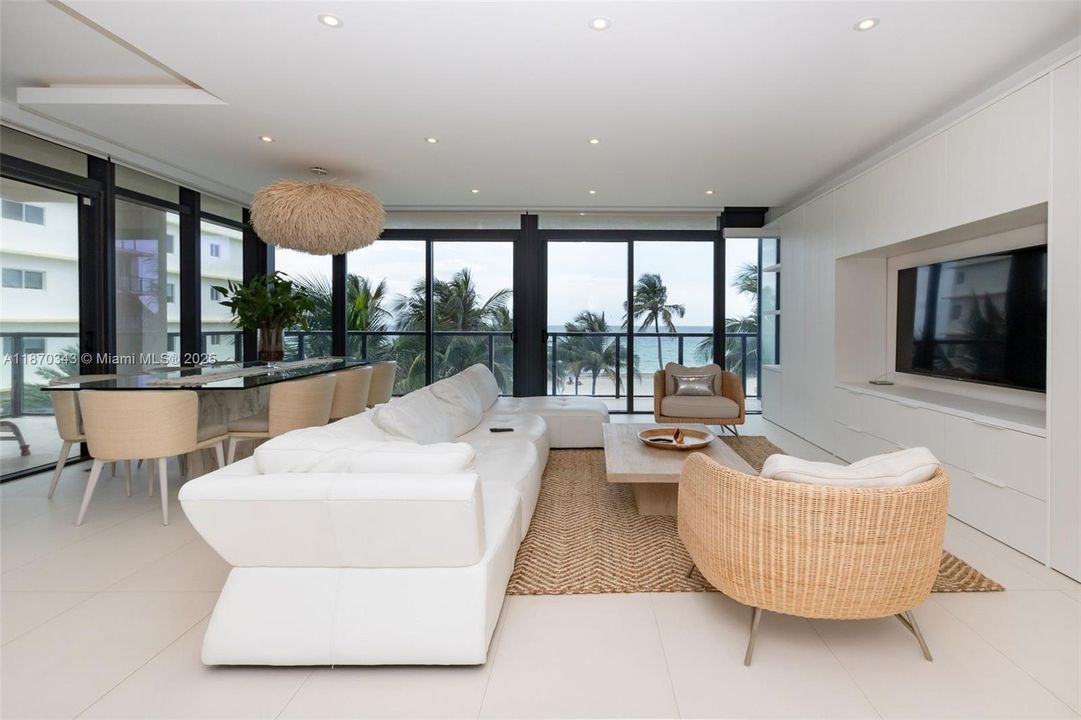 合同活跃: $12,950 (3 贝兹, 3 浴室, 2193 平方英尺)