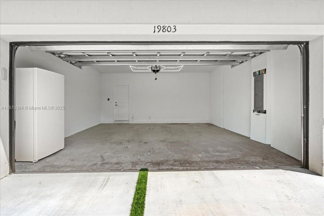 For Sale: $1,275,000 (5 beds, 4 baths, 2838 Square Feet)