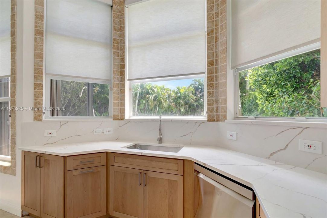 Active With Contract: $899,000 (3 beds, 2 baths, 2466 Square Feet)