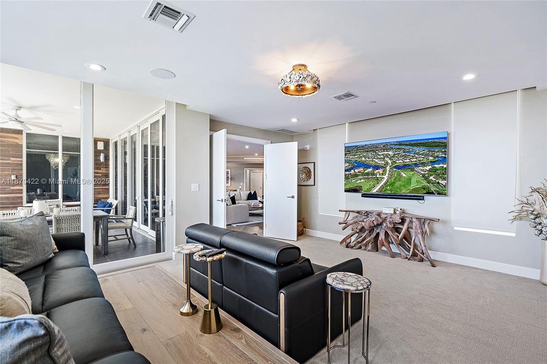 Vendido Recientemente: $4,750,000 (3 camas, 3 baños, 3937 Pies cuadrados)