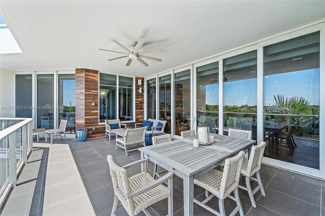 Vendido Recientemente: $4,750,000 (3 camas, 3 baños, 3937 Pies cuadrados)