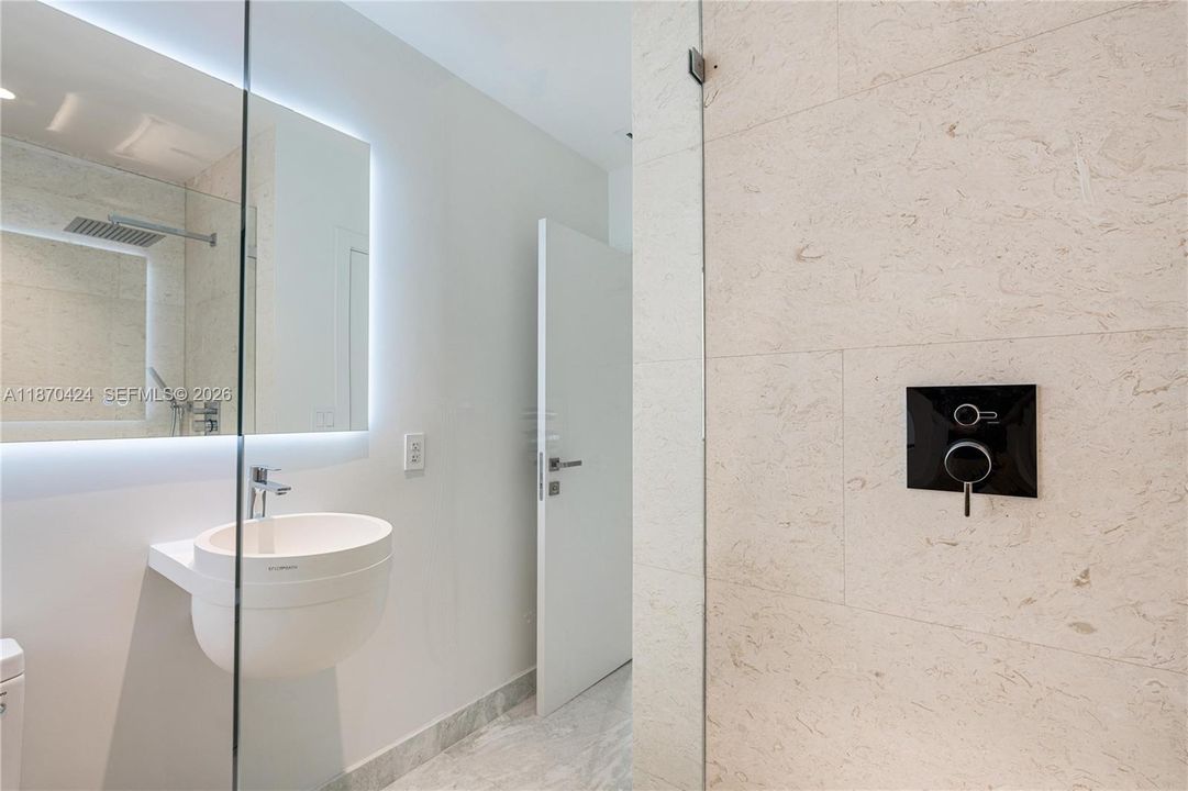 Activo con contrato: $3,747,000 (5 camas, 5 baños, 3747 Pies cuadrados)