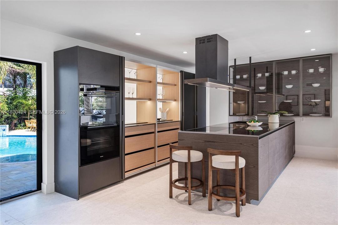 Activo con contrato: $3,747,000 (5 camas, 5 baños, 3747 Pies cuadrados)