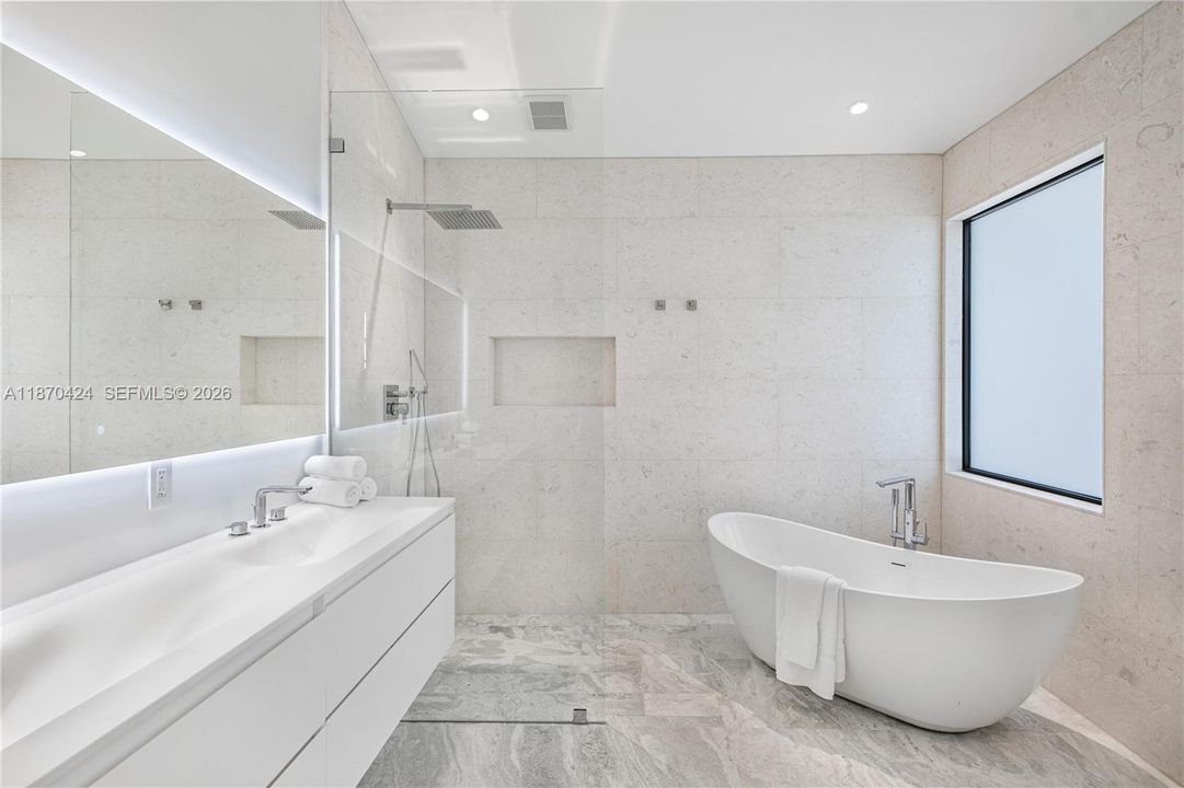 Activo con contrato: $3,747,000 (5 camas, 5 baños, 3747 Pies cuadrados)