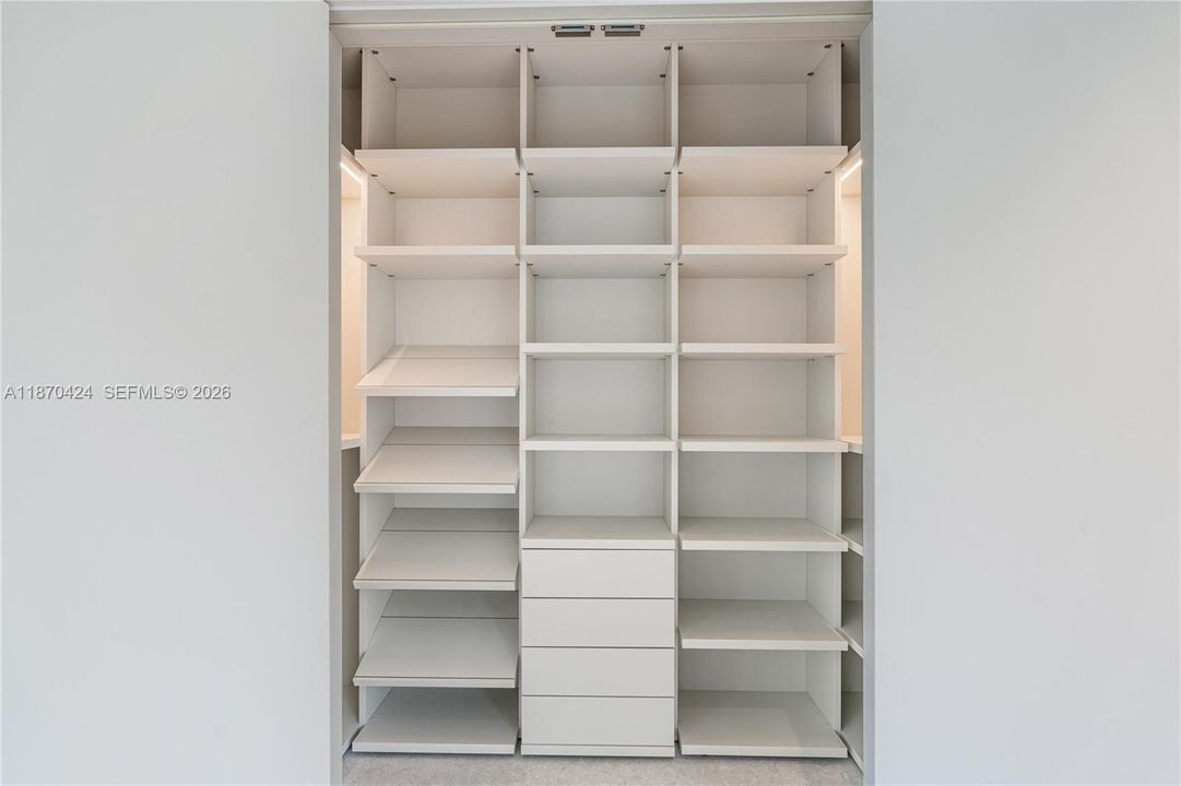 Activo con contrato: $3,747,000 (5 camas, 5 baños, 3747 Pies cuadrados)