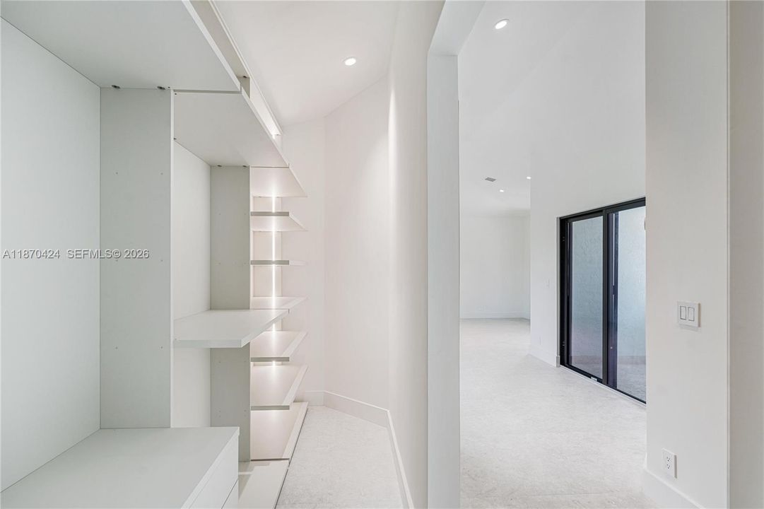 Activo con contrato: $3,747,000 (5 camas, 5 baños, 3747 Pies cuadrados)