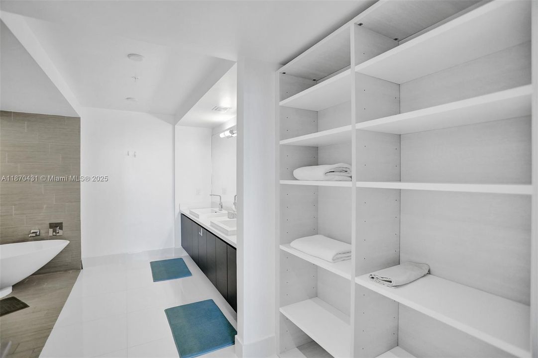 For Sale: $1,350,000 (2 beds, 3 baths, 1541 Square Feet)