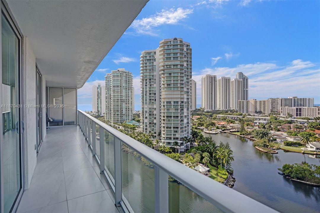 For Sale: $1,350,000 (2 beds, 3 baths, 1541 Square Feet)