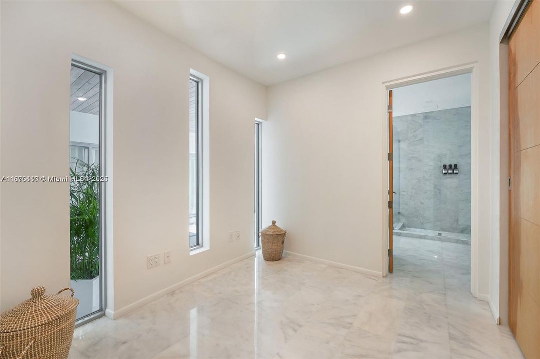 В аренду: $25,400 (5 спален, 5 ванн, 5465 Квадратных фут)