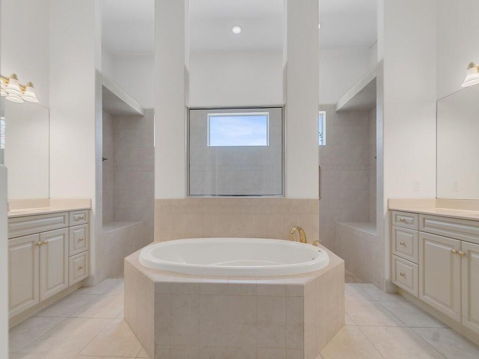 MAIN BATH WITH DOUBLE SINKS