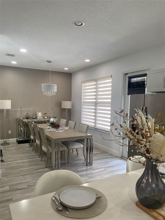 Под контрактом: $3,800 (3 спален, 3 ванн, 1617 Квадратных фут)