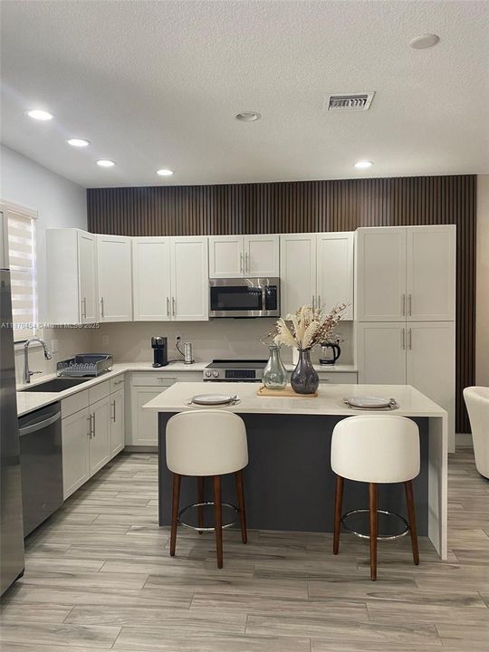 Под контрактом: $3,800 (3 спален, 3 ванн, 1617 Квадратных фут)