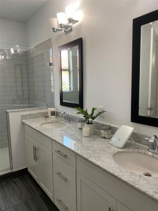 Под контрактом: $3,800 (3 спален, 3 ванн, 1617 Квадратных фут)