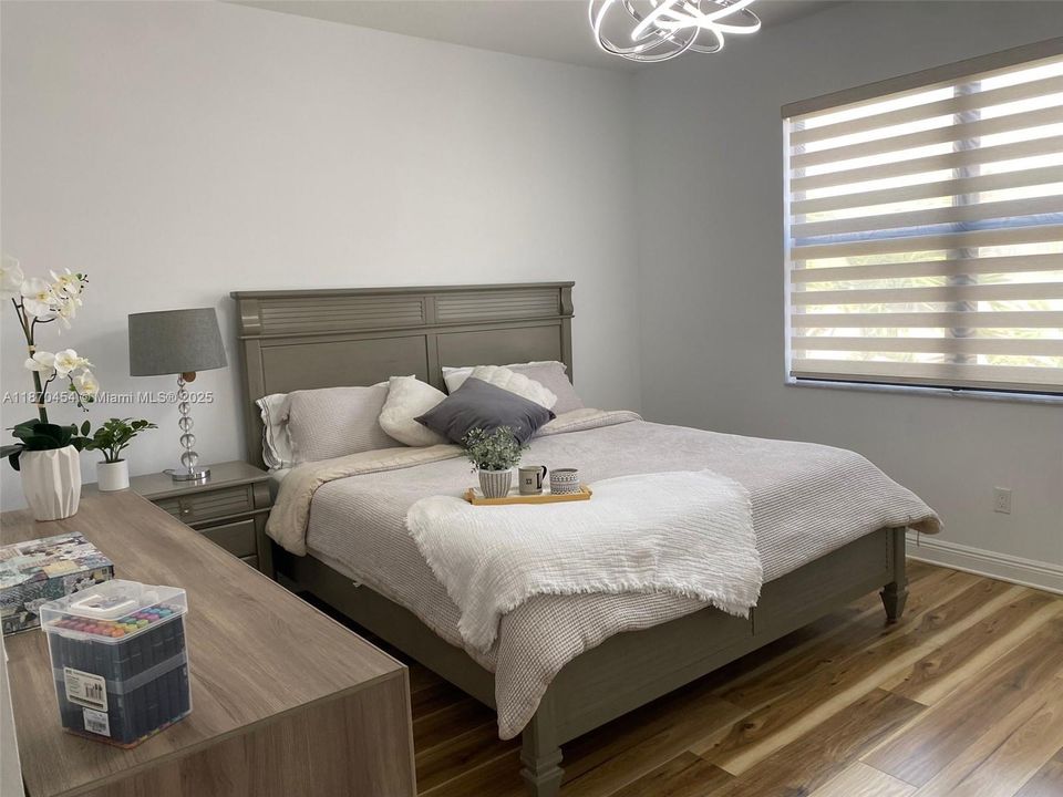 Под контрактом: $3,800 (3 спален, 3 ванн, 1617 Квадратных фут)